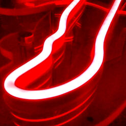 Neon Jordan detalle neon rojo luciendo