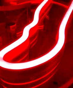 Neon Jordan detalle neon rojo luciendo