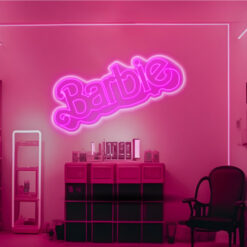 Neon led barbie con letras en neon rosa y metacrilato transparente sobre habitacion