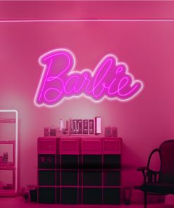 Neon led barbie retro con letras en neon rosa y metacrilato transparente sobre habitacion