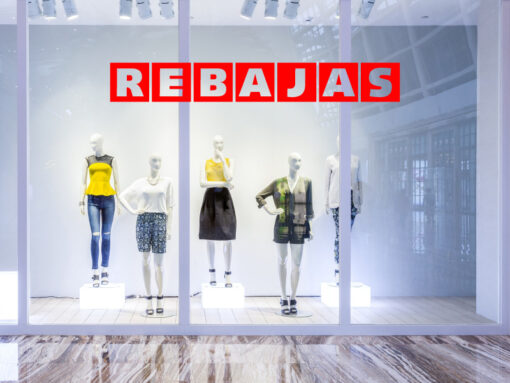 Vinilo Rebajas Cubos Montaje en escaparate