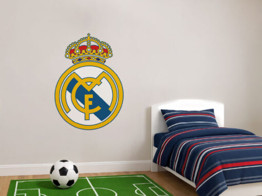 Montaje de habitación juvenil con Vinilo Decorativo Auto Adhesivo de Futbol Escudo del Real Madrid