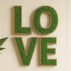 Letra Corporea LOVE de Musgo Preservado sobre Madera DM