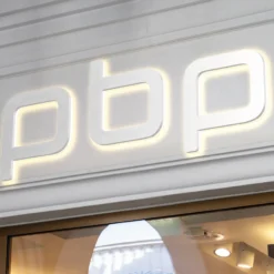 Montaje de Letras Corpóreas en PVC Blanco Retroiluminado, con luz LED por detrás de color blanco cálido