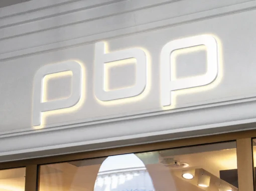 Montaje de Letras Corpóreas en PVC Blanco Retroiluminado, con luz LED por detrás de color blanco cálido