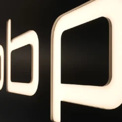 Rotulo Luminoso Redondo detalle del corte de las letras del logo junto con el metacrilato blanco