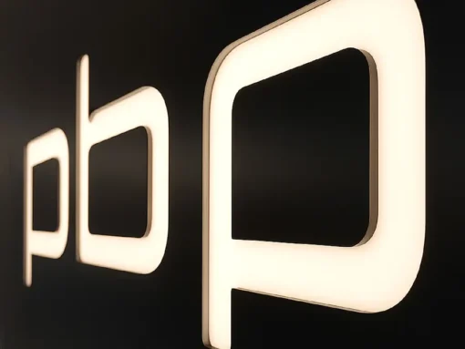 Rotulo Luminoso Redondo detalle del corte de las letras del logo junto con el metacrilato blanco
