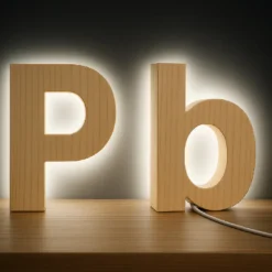 Letras corpóreas en madera retroiluminada